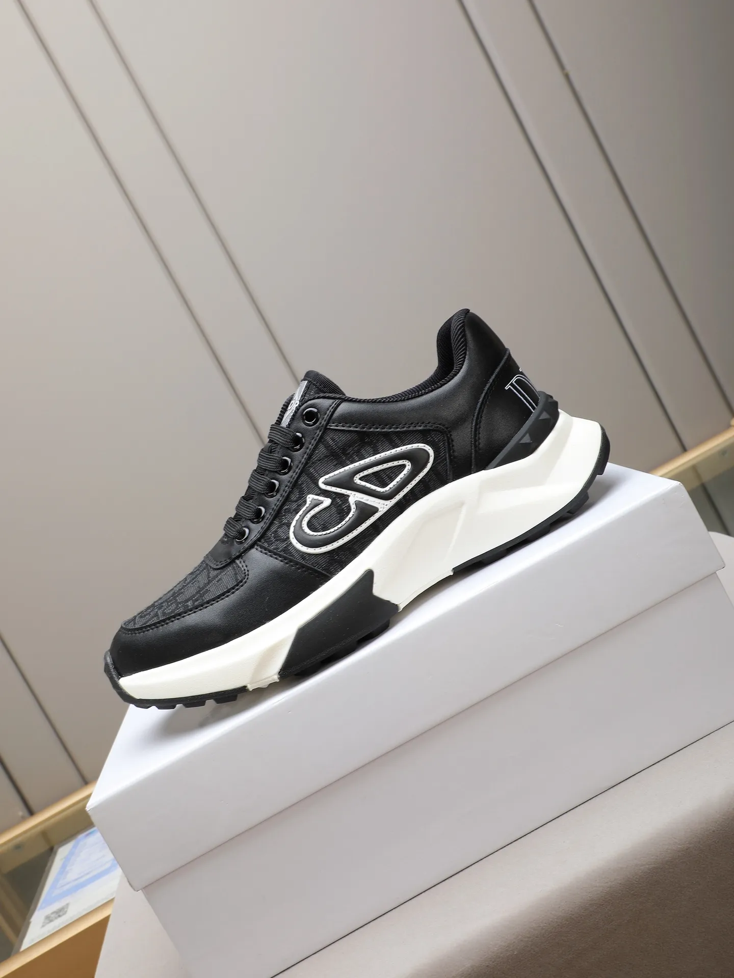 🆕🆕🆕Men's Shoes💰P440 Dior's avant-garde and versatile fashionable men's shoes are privately modeled, calfskin stitched with Dior's special waterproof fabric, fashionable, simple, stylish, eye-catching and classy. It will subvert old ideas and be a must-have for fashionistas who want to spend time with you! Must keep it for yourself! High and comfortable but low, high-end quality workmanship. Code number: 38-44 (45 customized) 4 colors for your choice [kiss][kiss][kiss]
